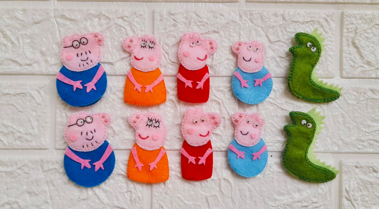 Pig finger puppets